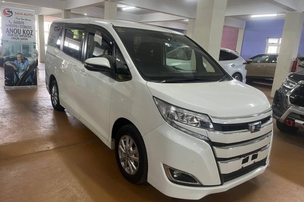Ref4235ToyotaNoahHybridG02