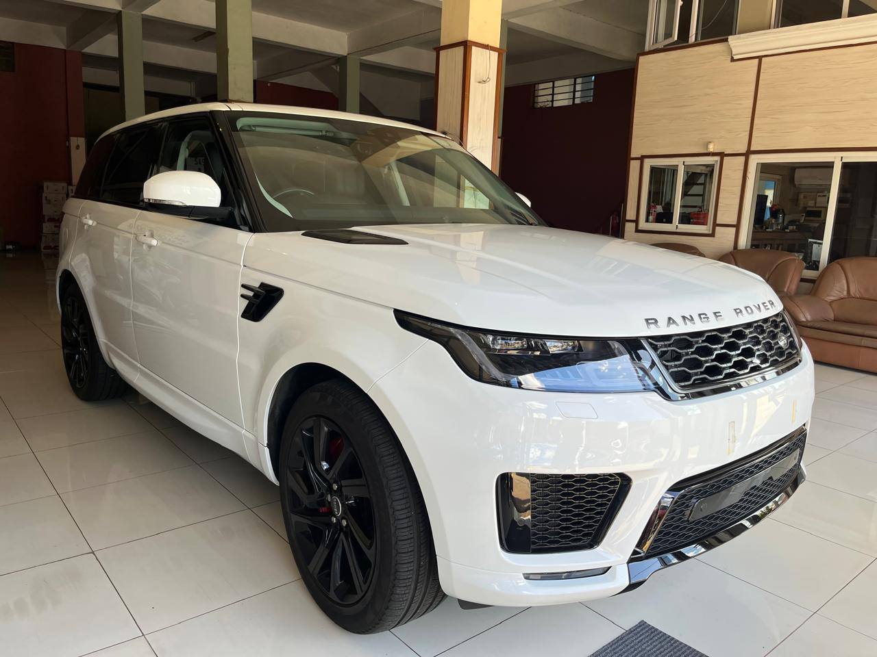 Ref8993RangeRoverHSESports2P400e03