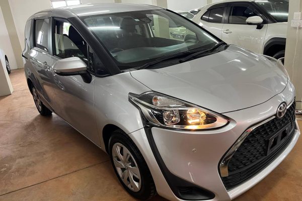 Ref_1856__Toyota_Sienta_01