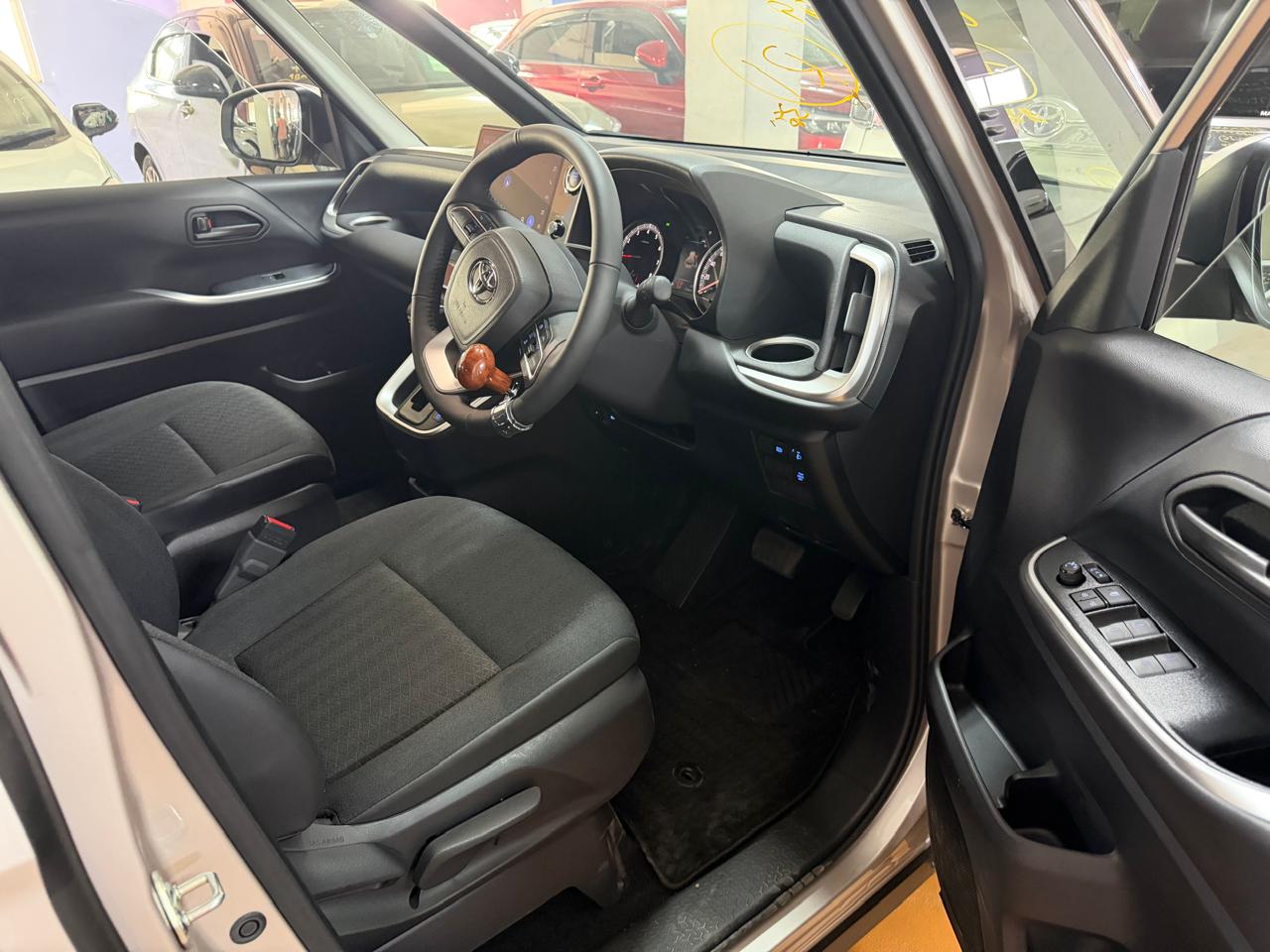 Sahi Auto Rizwan TOYOTA NOAH LIGHT GOLD 2022 at Sahi Cars - Sahi Auto Ltd | Used ...